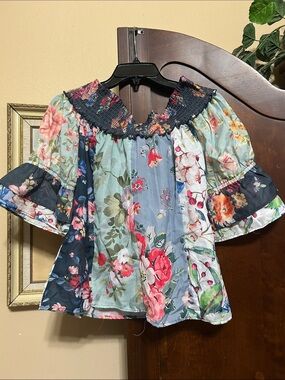 Women’s flora top Lucky & Coco size medium